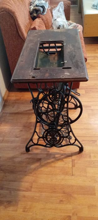 Продавам поставка за шевна машина