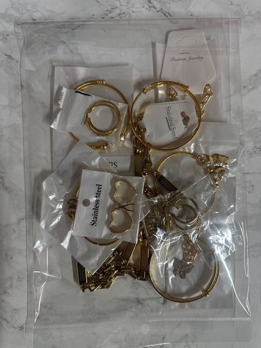 Мистериозна торбичка с бижута с 10бр висококачествени бижута.