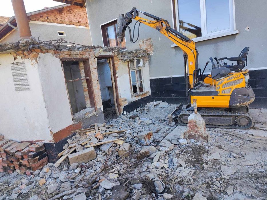 Услуги с мини багер, бобкат, самосвал и автовишка.