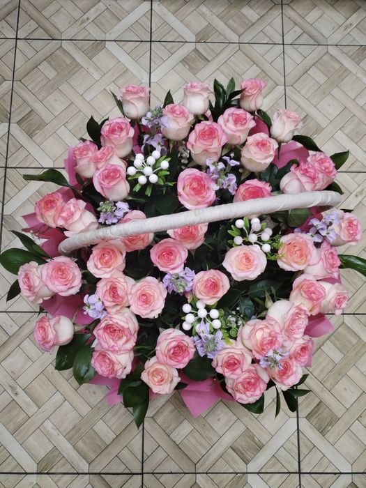 Розы в корзине 43 штук
