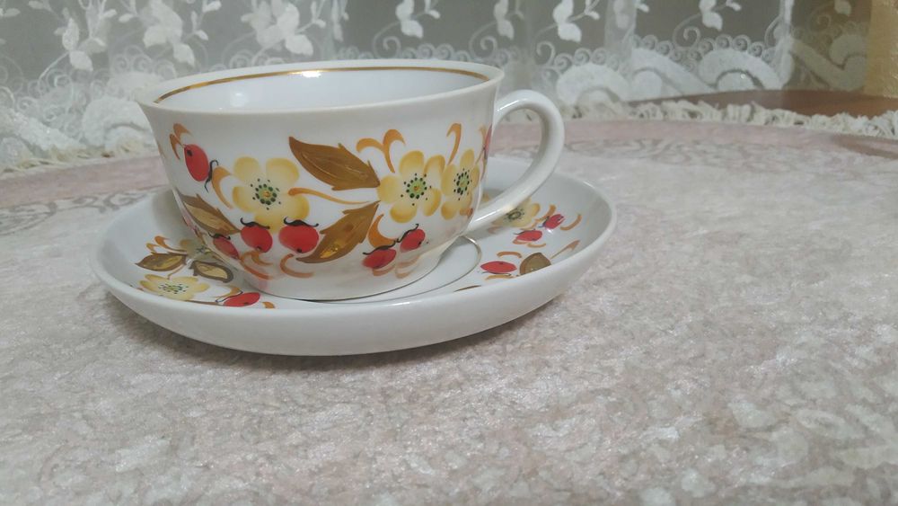 Посуда: чайный сервиз из СССР.