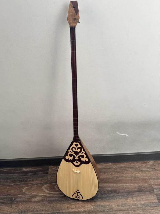 Новая деревянная домбра