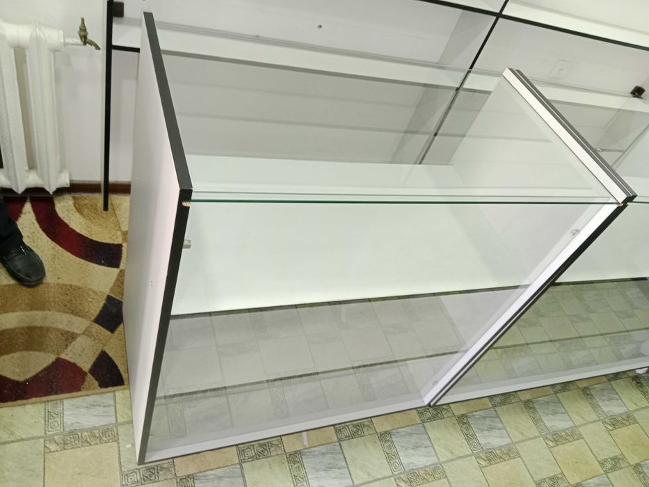 Продаются полки со стеклянными стеллажами для магазина