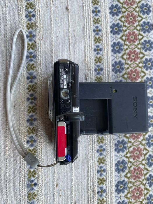 Продавам компактна камера - Sony Cyber Shot DSC W275