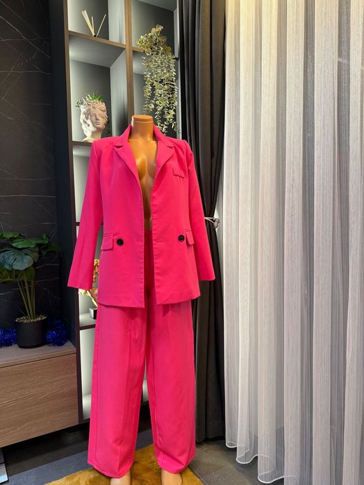 Розов костюм панталон и сако