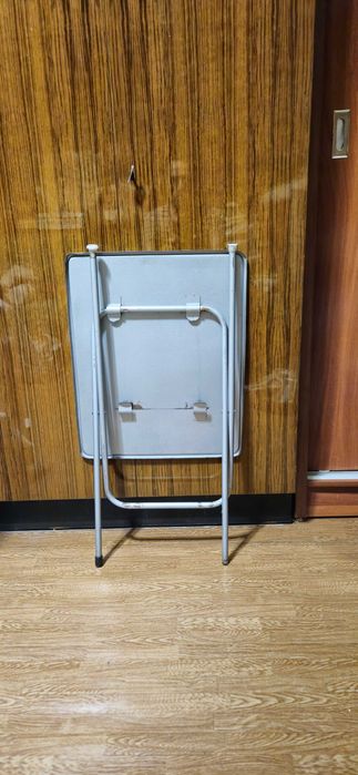 Продаётся складной  металлический столик.