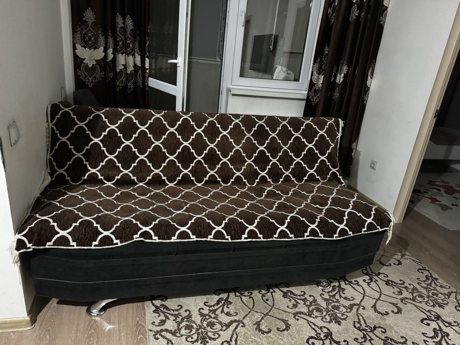 Диван на продажу.