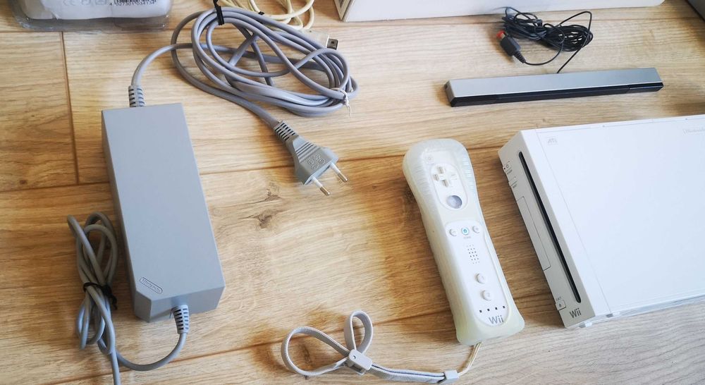 Nintendo Wii пълен комплект с кутия два контролера и игра