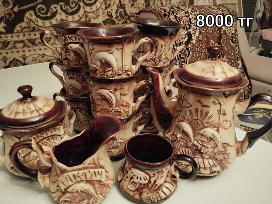 Продаются чайные наборы, разная посуда.