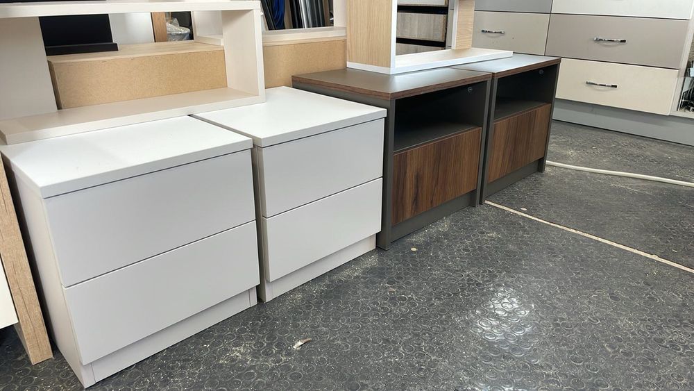 Етажерка 6 бр по 30€ всяка и нощно шкафче 2 броя по две с чекмеджета всеки комплект по 100€