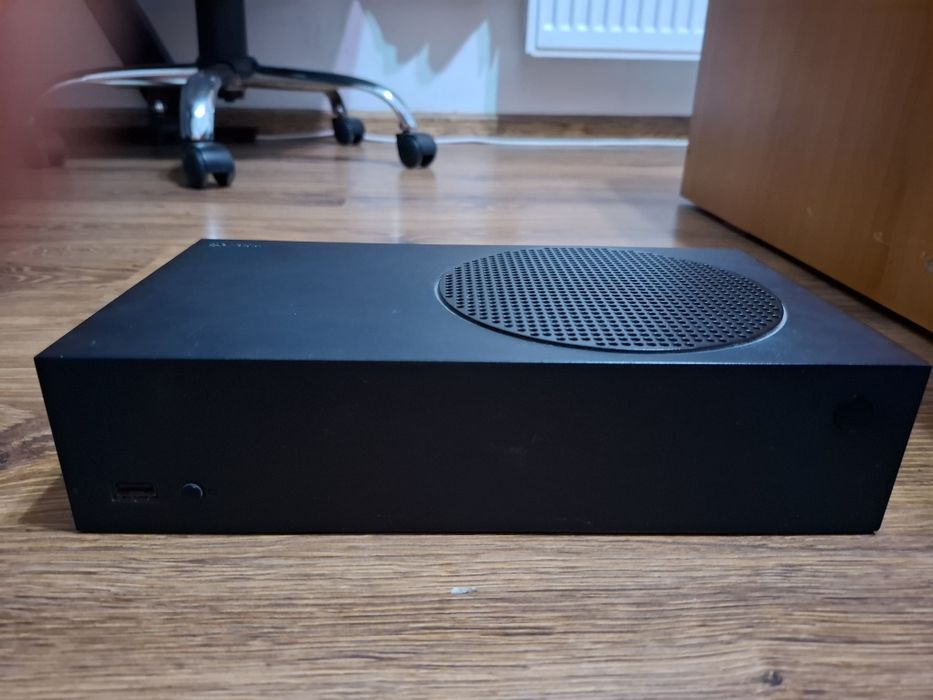 Vând Xbox Series S 1TB Black Edition în stare excelentă