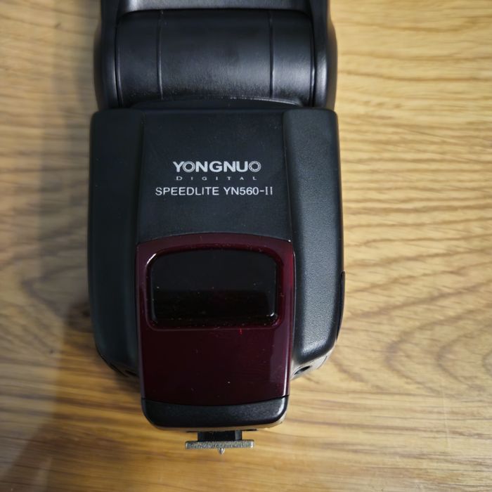 Aparat foto DSLR Nikon D5100 si blitz Yougnuo