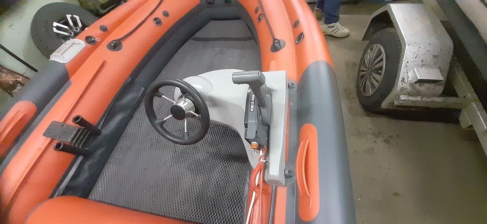 Лодка Скат 390 F