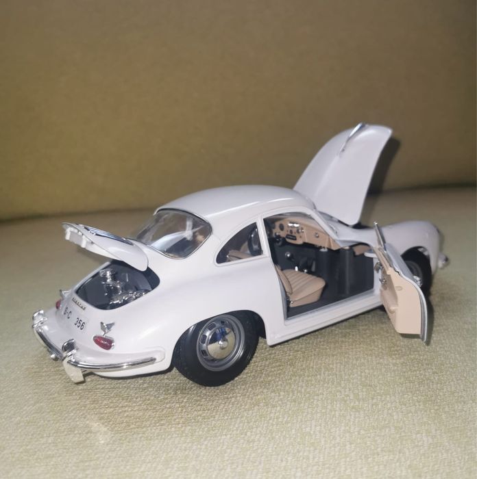 Колекционерски модел на Aston Martin V12 Vanquish Джеймс Бонд филм !