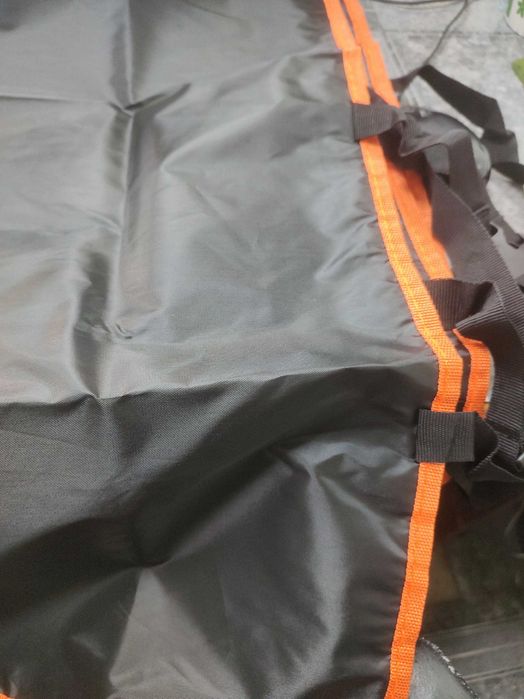 Протектор за задна седалка на автомобил за кучета.