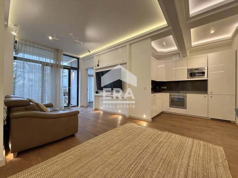 Елегантен тристаен апартамент на ул. 6-ти Септември - Жълтите павета