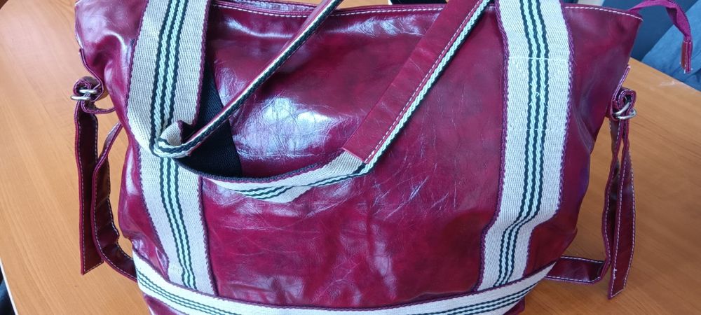 Дамска чанта от зелена еко кожа с къса и с дълга дръжка и ефектна катарама.Разпределението вътре е от две отделения и преграда с цип в средата