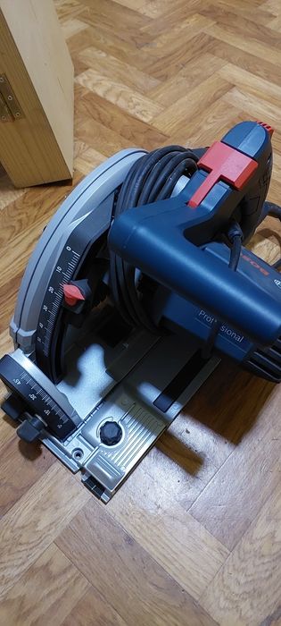 Продам погружную пилу Bosh с двумя направляющими шинами и замком