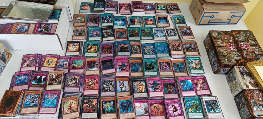 Vand Lot cu aprox. 5000 carti Yu-Gi-Oh Originale 2021-2025.