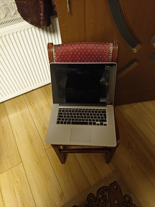 Vând Macbook pro