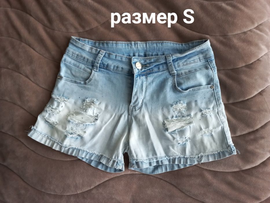 Продавам дамски къси дънкови панталонки