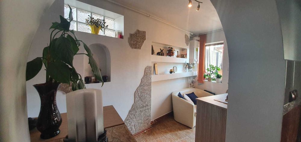 Apartament la curte spre închiriere