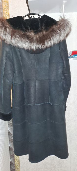 Дубленка с капюшоном и чернобуркой.