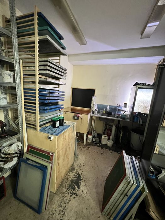 Напълно оборудвана печатница за ситопечат