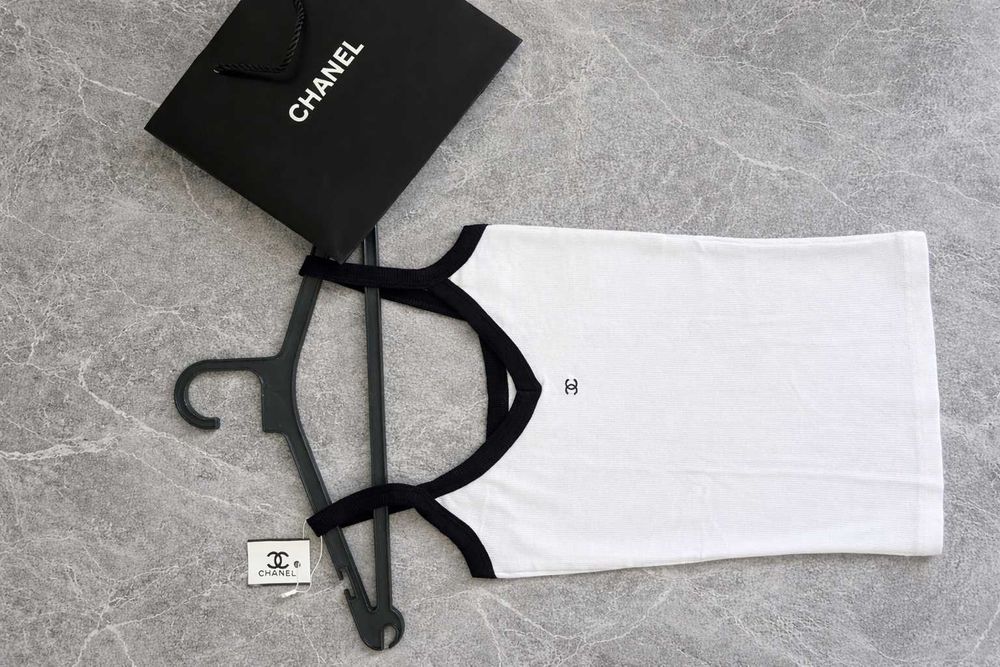 бял рипсен топ с деколте шанел с черни презрамки втален секси chanel нов с торба