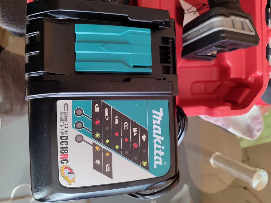 Ударен винтоверт Makita и зарядно устройство Акумулаторен ъглошлайф Pa