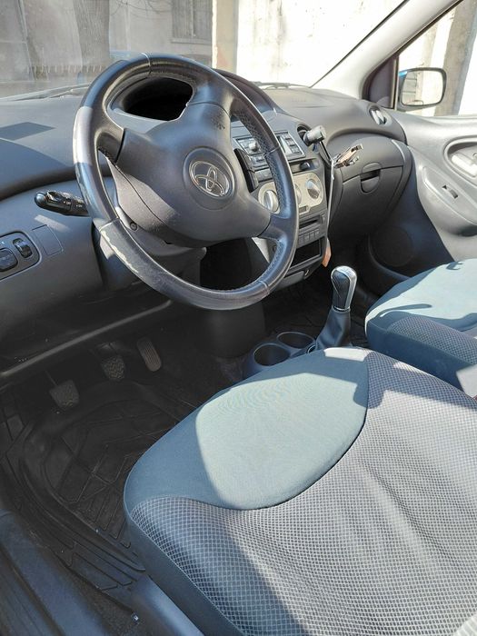 Продавам Toyota Yaris с 1. 0 VVT-I (998 куб. см) бензинов двигател