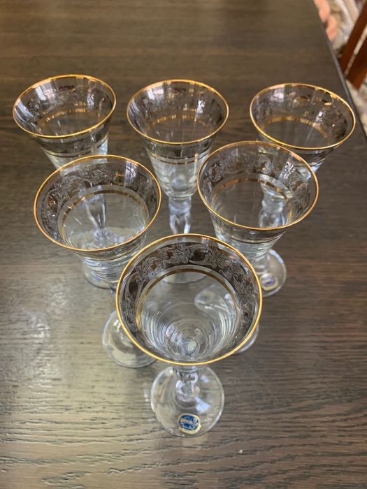 Набор бокалов и рюмок