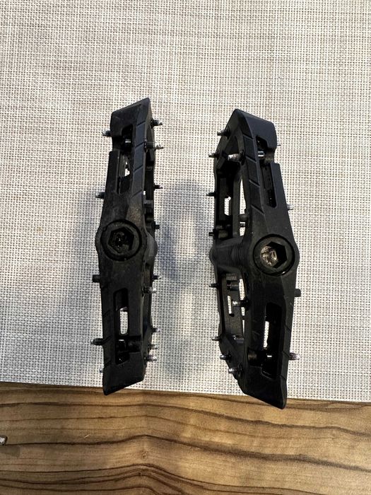 Race Face Chester Pedal XL 24 2025 - aproape noi - 2 iesiri - negru