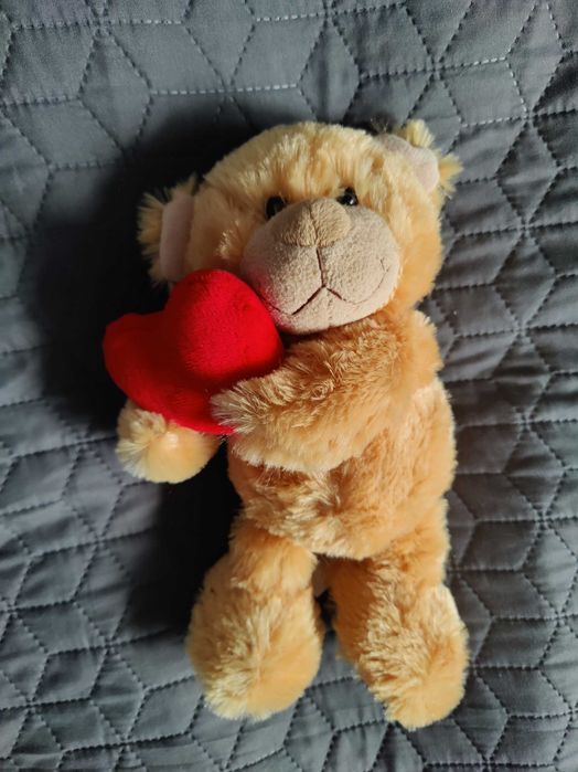 Продавам плюшена мека играчка Мече със сърце - нова