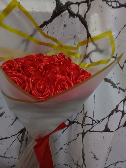 Розы из атласных лент