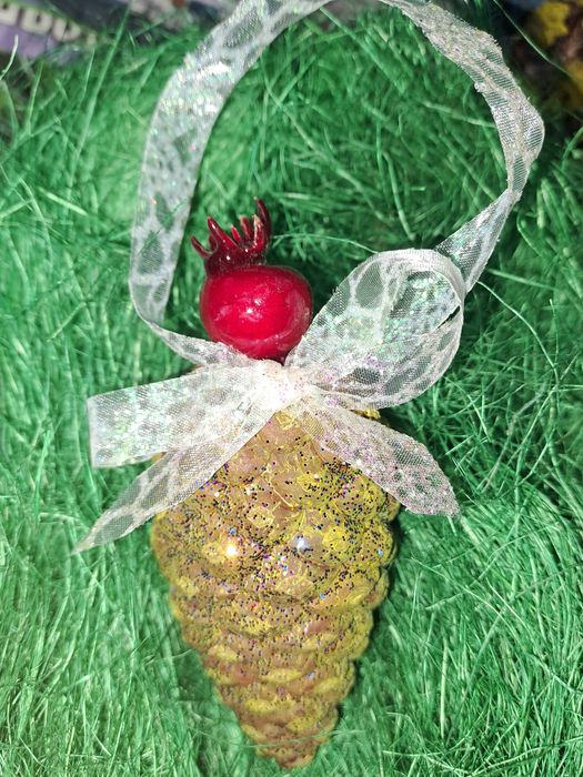 Коледни шишарки ръчна изработка.