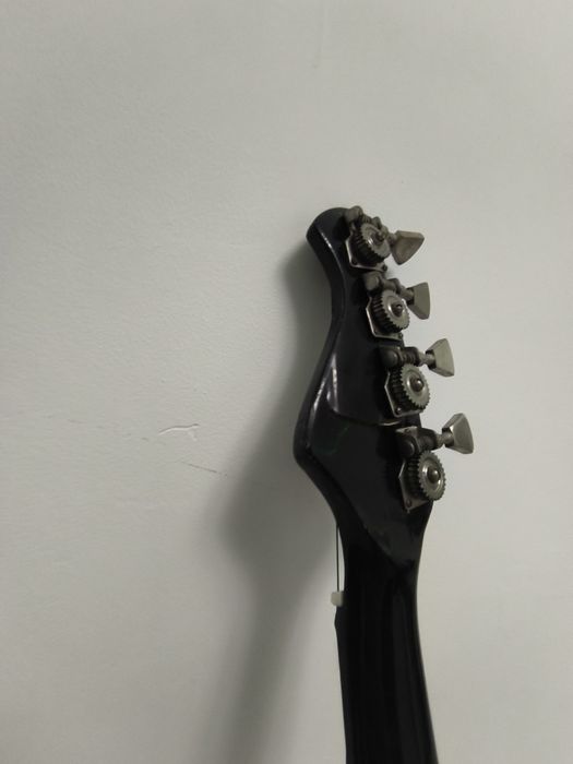 бас-гитара «Тони́ка» (Tonika)