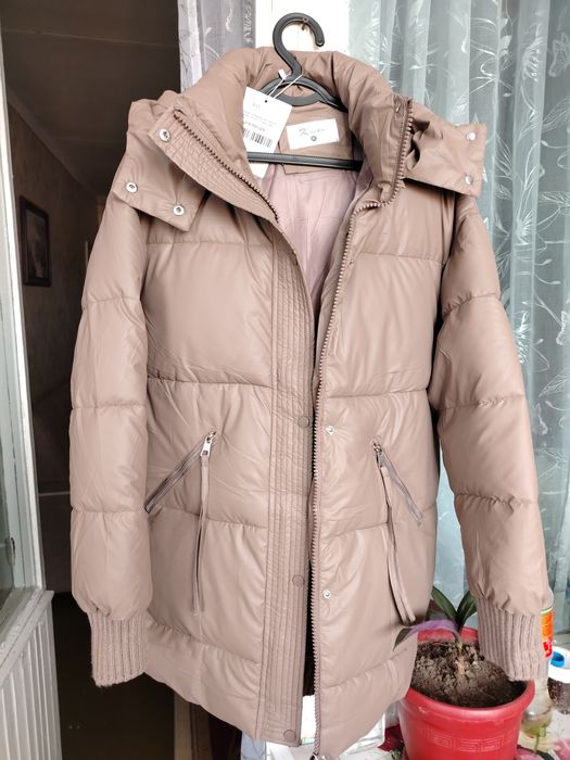 Продаётся женская куртка, размер 50,удлиненная,цвет капучинно.