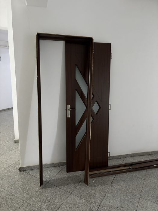 Vand 4 usi de aparttament