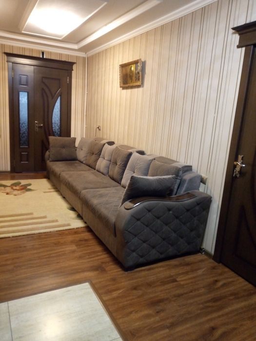 Диван 3 М разделён на 3 часть саостаяния средний