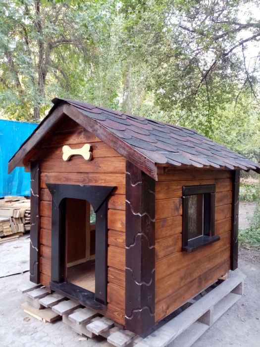 Будка для собаки среднего размера.