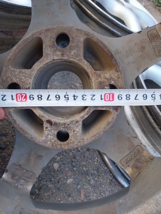 Диски R15 оригинал на Audi 80.