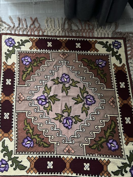 Fata de masa traditionala cusuta in chelin pe etamina