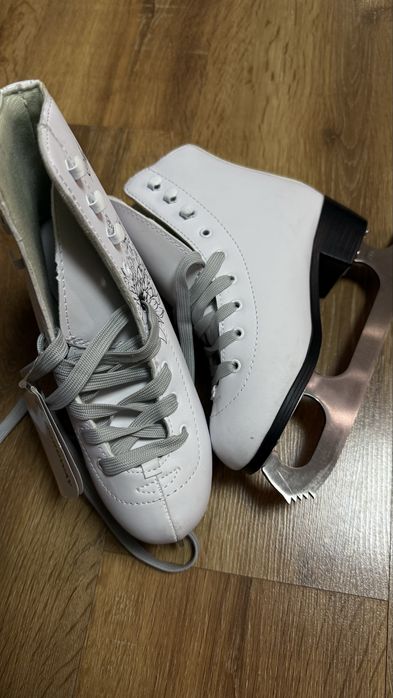 Коньки фигурные для девочки