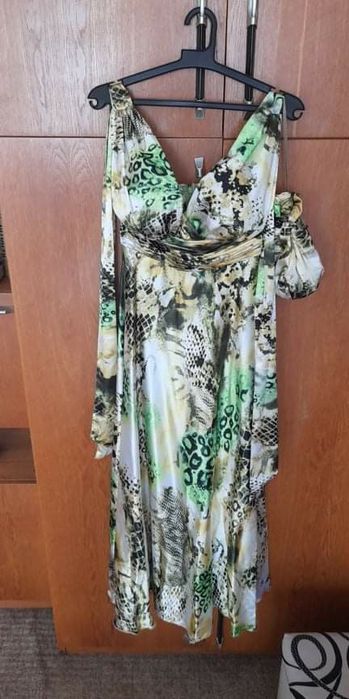 Официална рокля.