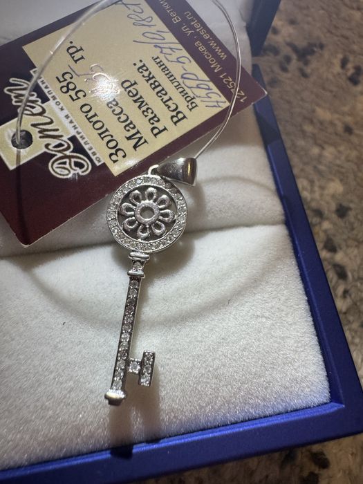 Продам кулон с бриллиантами