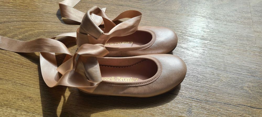 Балетни пантофки Russell and Bromley