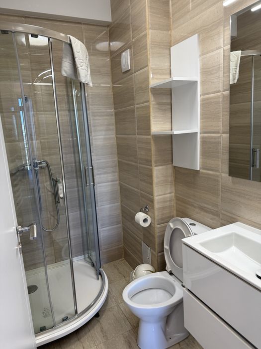 Inchiriez ap 3 cam Summerland vedere frontal mare,In fata cluburilor,Apartamentul are 90 mp, doua dormitoare cu doua bai, bucatarie , living generos.