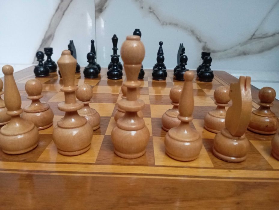 ШАХ с дървени фигури