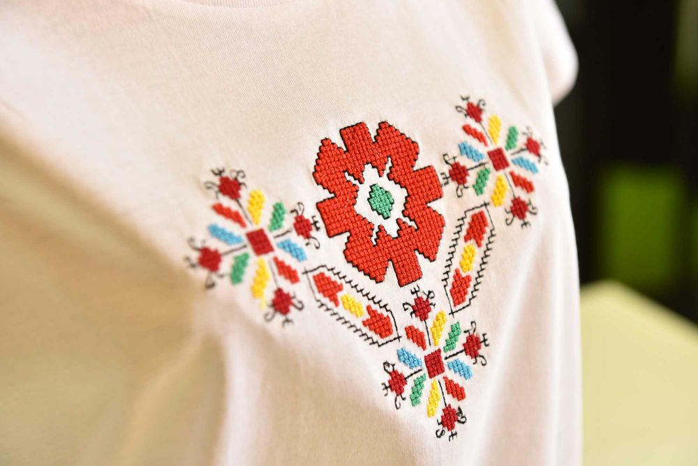 Дамска тениска с бродерия ШЕВИЦА